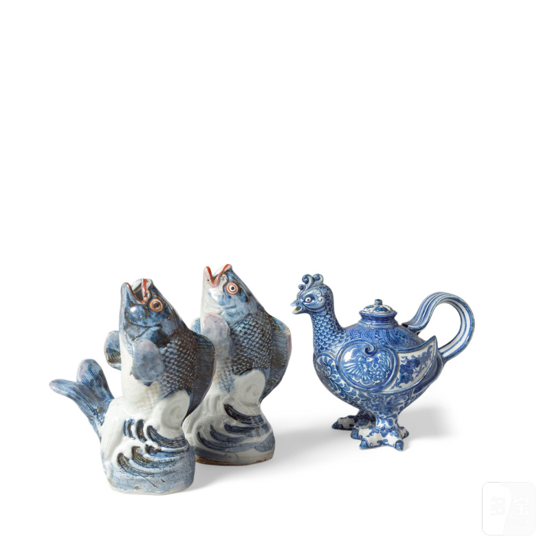 十八/十九世紀 有田燒鯉魚形瓶一對及鳳形壺 | A PAIR OF ARITA PORCELAIN 'CARP' VASES AND A BLUE AND WHITE 'PHOENIX' EWER AND COVER - 图2